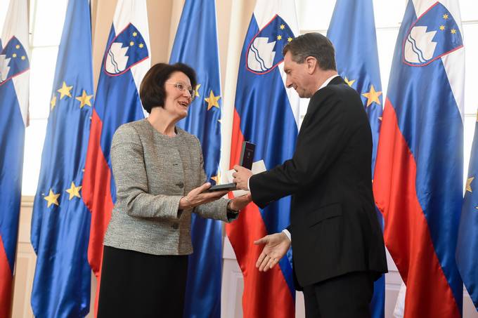 Predsednik Republike Slovenije Borut Pahor je Mirjam Muženič vročil odlikovanje medaljo za zasluge na slovesnosti v Predsedniški palači